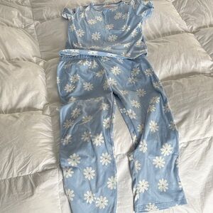 NWOT Blue Daisy Pajama Set
SZ~ (M) 8
Cat & Jack
Elastic waist wide leg bottoms